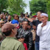 Gubernur Jawa Barat, Kang Dedi Mulyadi (KDM) saat berdialog dengan warga.
